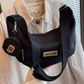 Chique zwarte nylon hobo tas met brede schouderband en rond portemonnee-hangertje - Zwart