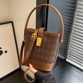 Secchiello marrone trapuntato con trama in pelle vintage e chiusura in metallo dorato - Marrone