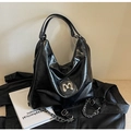 Schwarze Retro-Hobo-Handtasche aus Ölwachsleder mit silbernem M-Logo und Kette - Schwarz