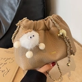 Borsa a secchiello in pelle marrone con catena dorata e ciondolo di peluche - Cachi (Senza Ciondolo)