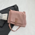 Borsa tote in camoscio rosa opaco con fibbia dorata e tracolla per uso quotidiano - Rosa
