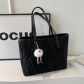 Borsa tote nera plissettata capiente con un simpatico ciondolo a mostro in peluche bianco - Con Ciondolo / Nero