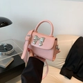 Mini borsa rosa in pelle sintetica con una grande fibbia a fiocco in metallo argento - Rosa
