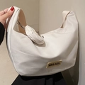 Witte nylon halve maan schoudertas met goud logo en afneembaar rond muntzakje - Wit