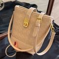 Borsa a secchiello trapuntata beige con chiusura dorata e tracolla regolabile in pelle - Cachi