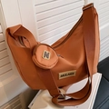 Karamelkleurige nylon halvemaantas met brede riem en ronde munthouder als hanger - Oranje