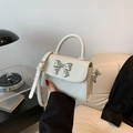 Mini borsa a tracolla bianco crema con fiocco in metallo argentato e manico - Bianco