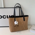 Borsa tote plissettata marrone chiaro con manici neri e ciondolo in peluche bianco - Con Ciondolo / Marrone