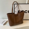Borsa tote marrone scuro con cuciture bianche a contrasto e spalline sottili - Caffè senza ciondolo