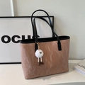 Borsa tote rosa con texture plissettata, manici neri e ciondolo in peluche carino - Con Ciondolo / Rosa