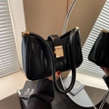 Schwarze Ledertasche mit Wellen-Netz-Detail und goldenem Metallverschluss - Schwarz