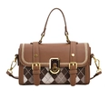 Braune karierte Henkeltasche im Vintage-Stil mit goldenem Schnallenverschluss auf Weiß - Braun