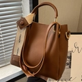 Borsa a secchiello in pelle marrone con manico e tracolla in tessuto FASHION - Marrone