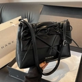 Elegante borsa tote in ecopelle nera con tre fiocchi decorativi e tracolla sottile - Nero