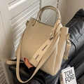 Elegante borsa a secchiello beige con manici rotondi e tracolla in tessuto fashion - Bianco Sporco