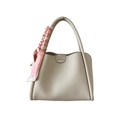 Elegante borsa a secchiello in pelle crema con manico superiore e foulard di seta rosa - Bianco Sporco