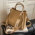 Grande borsa a secchiello in pelle beige con manici e tracolla regolabile per donna - Cachi