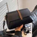Sac bandoulière en cuir grainé noir avec sangle contrastée marron et large bandoulière tissée - Noir