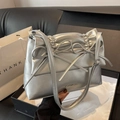Borsa a spalla in pelle metallizzata argento con grande fiocco e dettagli a pieghe - Argento