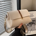 Sac bandoulière beige en cuir grainé avec bandoulière large et fermoir doré - Blanc Cassé