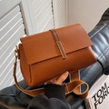 Sac bandoulière en cuir grainé marron avec large sangle et fermoir doré chic - Marron