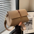 Sac bandoulière en cuir grainé kaki avec large sangle en tissu et boucles en métal doré - Marron