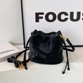 Elegante borsa a secchiello in finta pelle nera con coulisse e fibbie dorate - Nero