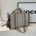 Borsa tote in tela beige con finiture nere e tracolla in tessuto a righe colorate - Crema e nero