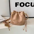 Borsa a secchiello retrò in camoscio cammello con dettagli dorati e chiusura a coulisse - Tè al latte