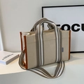 Grande borsa tote in tela beige con finiture in pelle marrone e tracolla a righe - Beige/Marrone