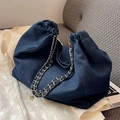 Dunkelblaue Denim Tote Bag mit Goldherz-Anhänger und Metallkettenriemen im Freizeitstil - Dunkelblau