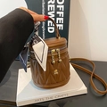 Mini bolso tipo cubo acolchado marrón con flor dorada y detalle de pañuelo de seda - Marrón