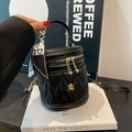 Mini bolso cubo acolchado negro con pañuelo de seda y detalles florales dorados - Negro