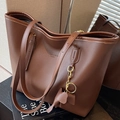Grande borsa tote marrone scuro in pelle testurizzata con ciondolo a elefante - Marrone