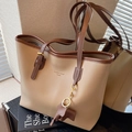 Grande borsa tote beige con manici marroni e ciondolo a elefante per l'autunno - Cachi
