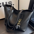 Grande borsa tote nera opaca in ecopelle con ciondolo a elefante e scritte dorate - Nero