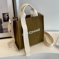 Armeegrüne Canvas-Beuteltasche mit breitem Riemen und weißem CHAO-Schriftzug - Braun