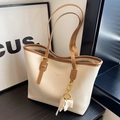 Grande borsa tote in pelle crema con manici marroni e ciondolo a forma di elefante - Bianco Sporco