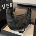 Bolso bandolera de nailon negro en forma de media luna con correa ancha ajustable - Grande / Negro