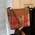 Braune Leder- und Karo-Wolle Eimertasche mit Goldbuchstaben und schmalem Schultergurt - Rotes Karo