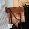 Damen Eimer Tasche aus braunem Leder und kariertem Tweed mit Schulterriemen - Lila Karo