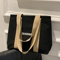 Bolso tote de lona negra con correas beige y bolsillo frontal para uso diario - Negro