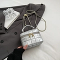 Petit sac seau matelassé argenté élégant avec bandoulière chaîne dorée chic - Grand / Argenté