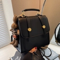 Mochila versátil de cuero negro con herrajes dorados y un colgante de conejo marrón - Negro Con Colgante