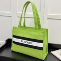 Hellgrüne Canvas-Tragetasche mit schwarz-weißen Streifen und stabilen Schultergurten - Grün