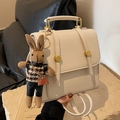 Mochila vintage de cuero crema para mujer con cierres dorados y colgante de conejo - Blanco Crema con Colgante