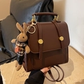 Mochila vintage de cuero marrón oscuro con asas y un bonito colgante de conejo tejido - Marrón con Colgante