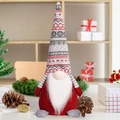 Détail d'un lutin de Noël assis sur une étagère avec bonnet tricoté et barbe blanche - Rayure Géométrique Grise