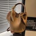 Braune Eimer-Handtasche aus Leder mit Seidenschal-Dekor und Schulterriemen - Khaki