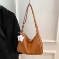 Sac fourre-tout marron avec texture litchi et joli pendentif étoile en peluche blanche - Marron avec Pendentif